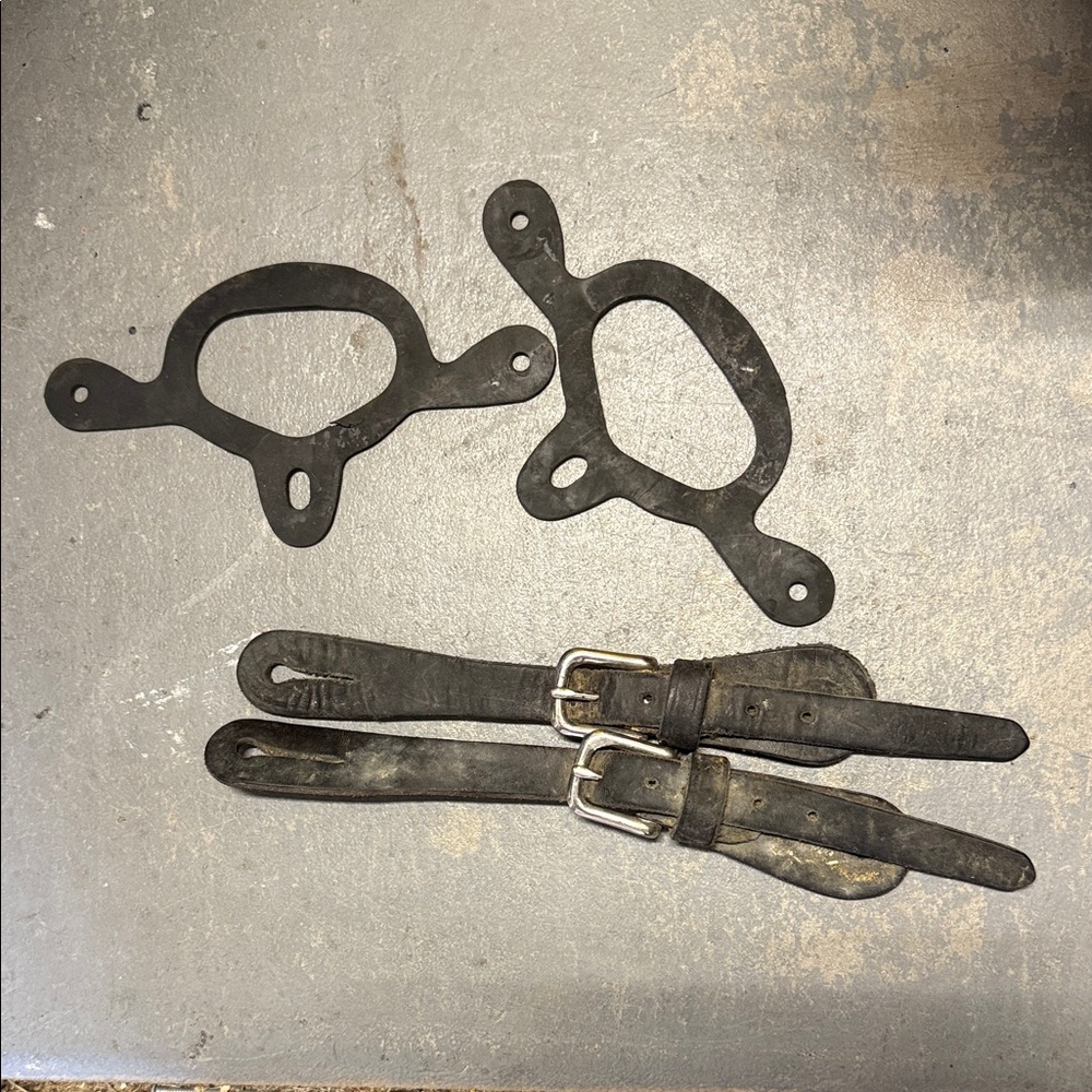 Black Leather spur straps and rubber spur tie downs